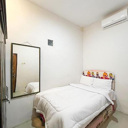 Oma Kost 3 Probolinggo Mitra Reddoorz Hotel Exterior photo