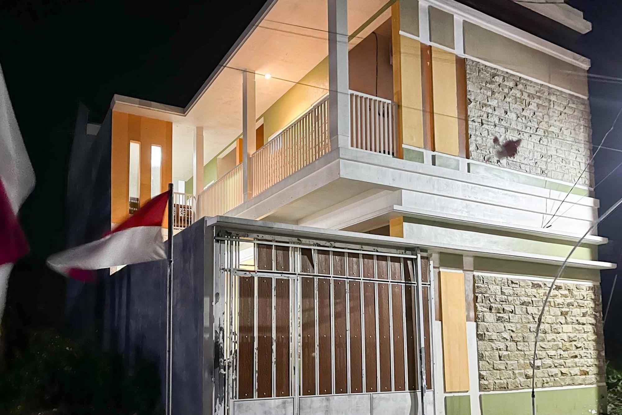 Oma Kost 3 Probolinggo Mitra Reddoorz Hotel Exterior photo