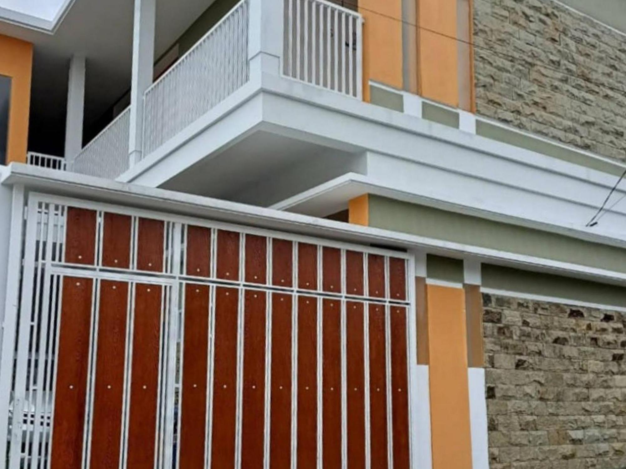 Oma Kost 3 Probolinggo Mitra Reddoorz Hotel Exterior photo