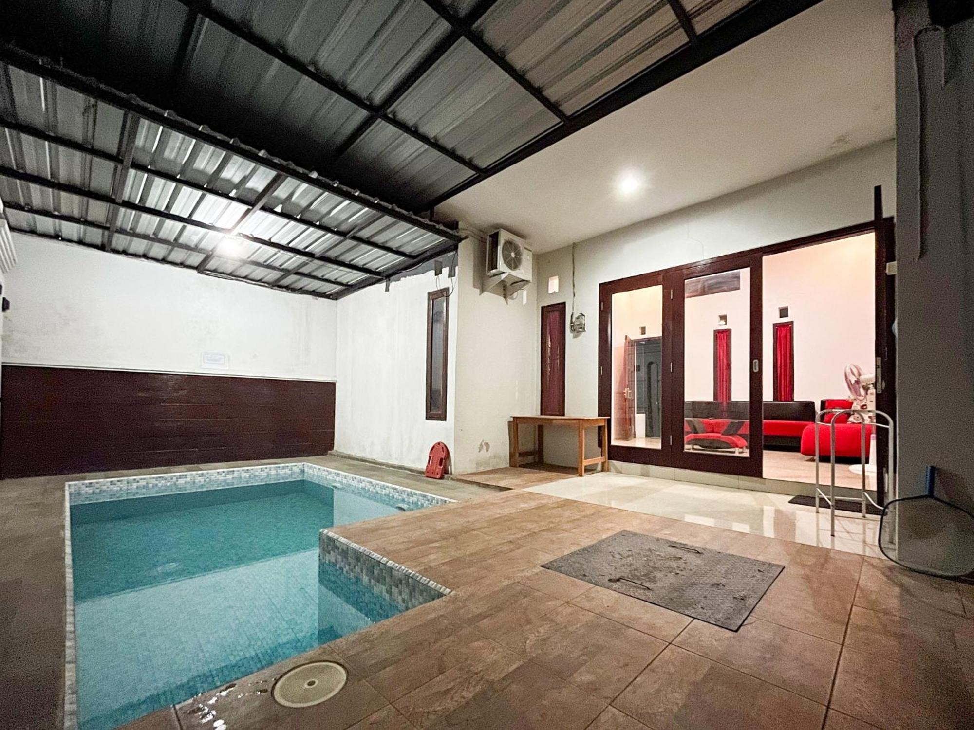 Oma Kost 3 Probolinggo Mitra Reddoorz Hotel Exterior photo