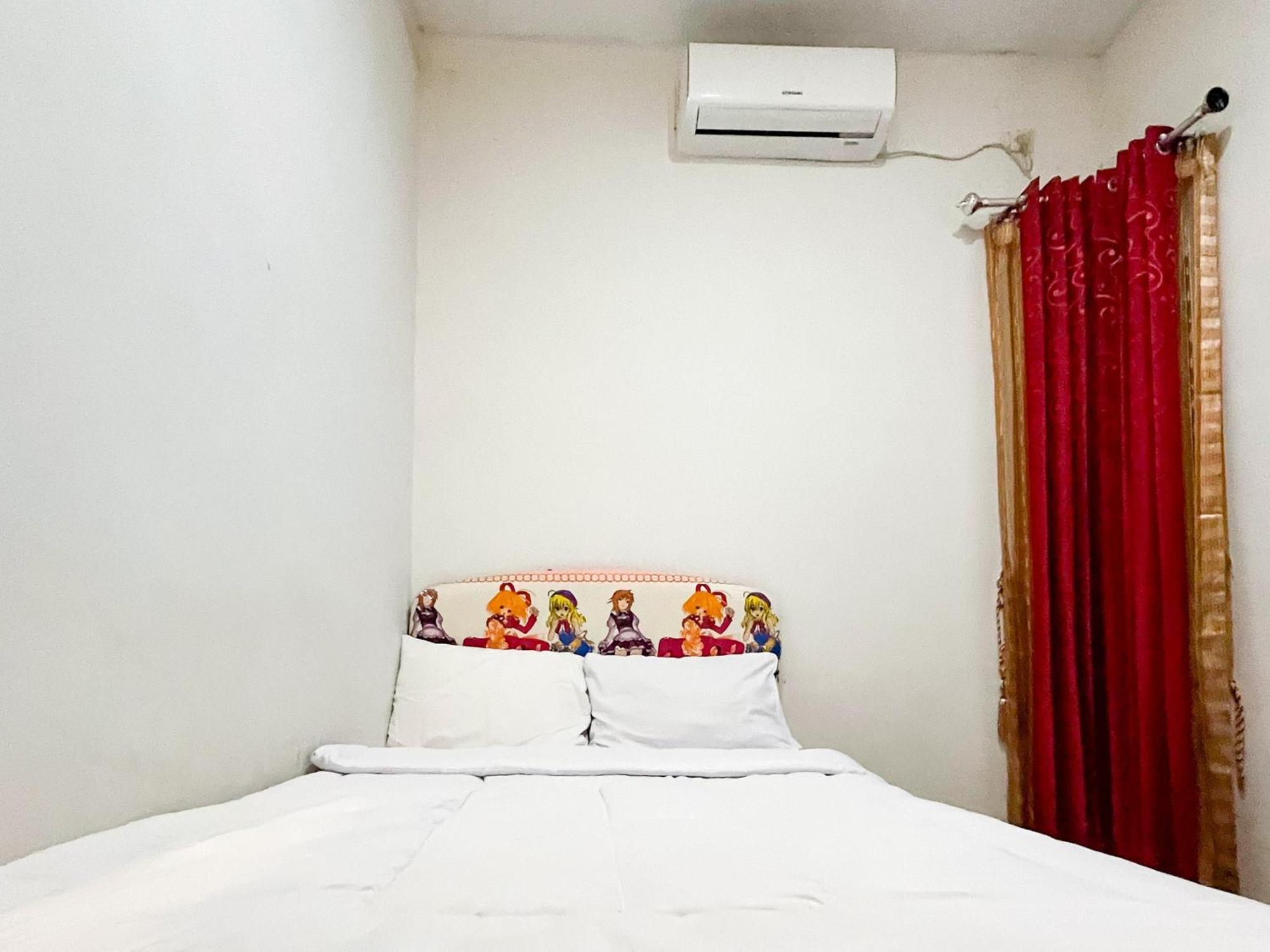 Oma Kost 3 Probolinggo Mitra Reddoorz Hotel Exterior photo