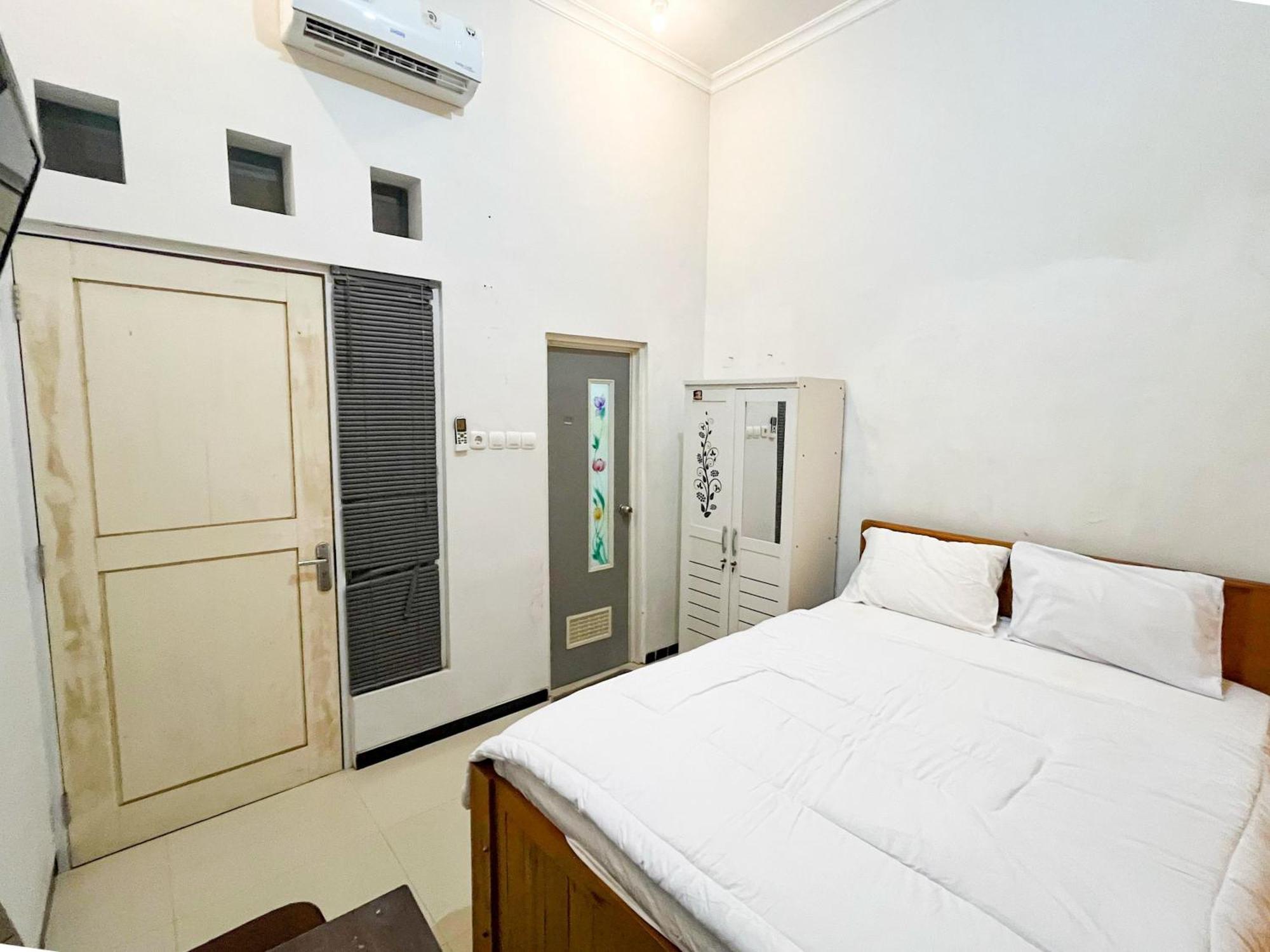 Oma Kost 3 Probolinggo Mitra Reddoorz Hotel Exterior photo