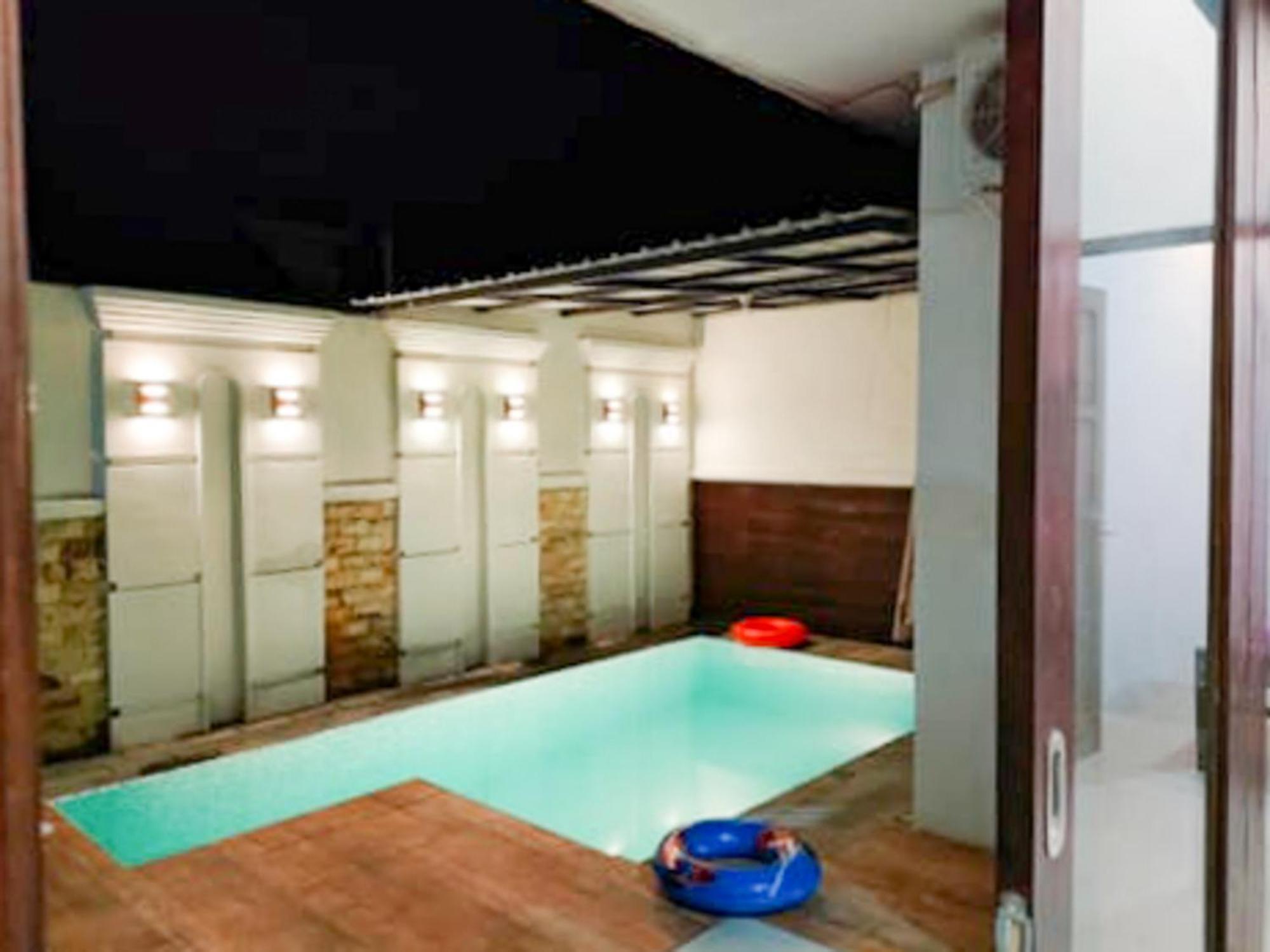 Oma Kost 3 Probolinggo Mitra Reddoorz Hotel Exterior photo