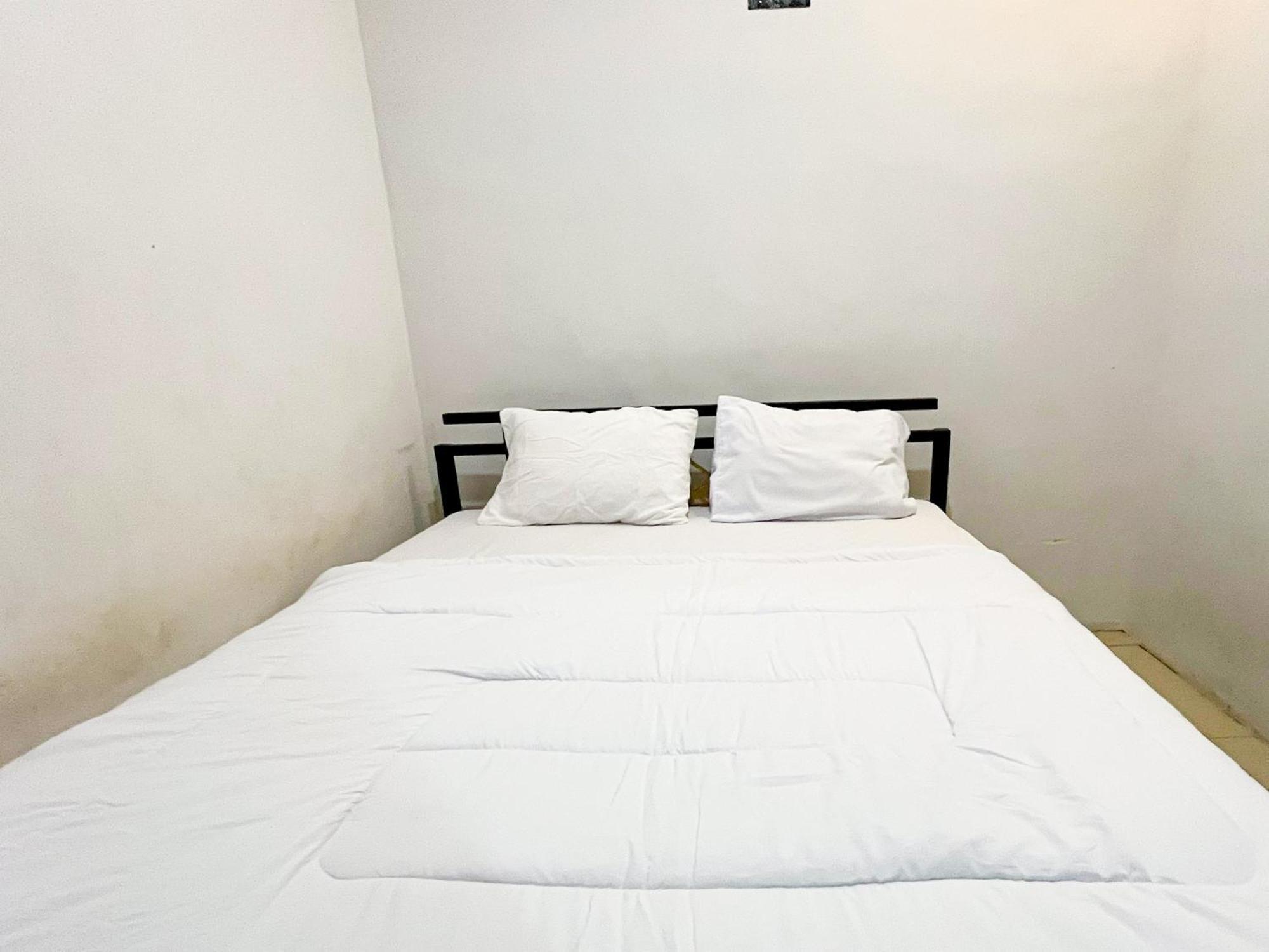 Oma Kost 3 Probolinggo Mitra Reddoorz Hotel Exterior photo
