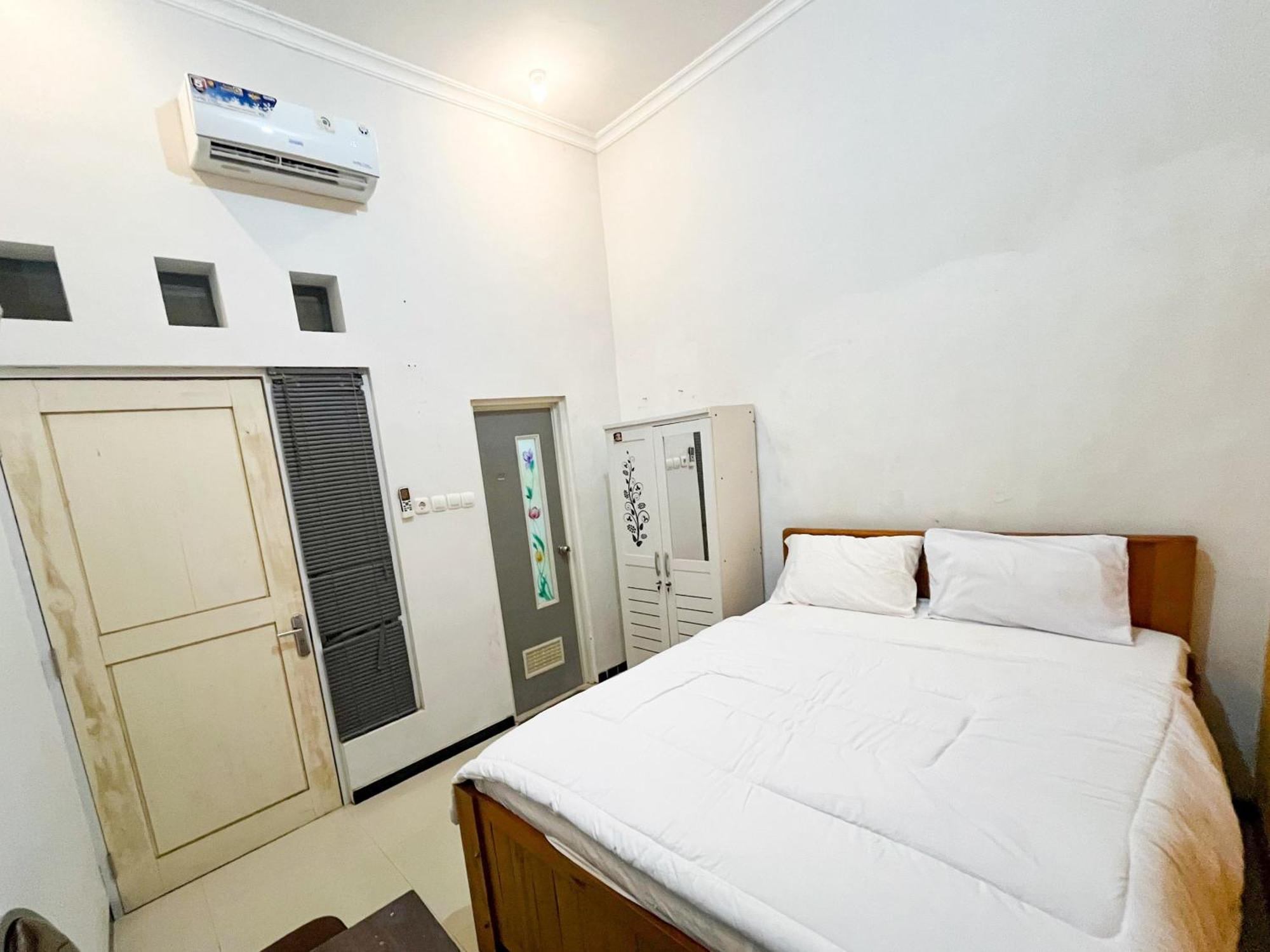 Oma Kost 3 Probolinggo Mitra Reddoorz Hotel Exterior photo