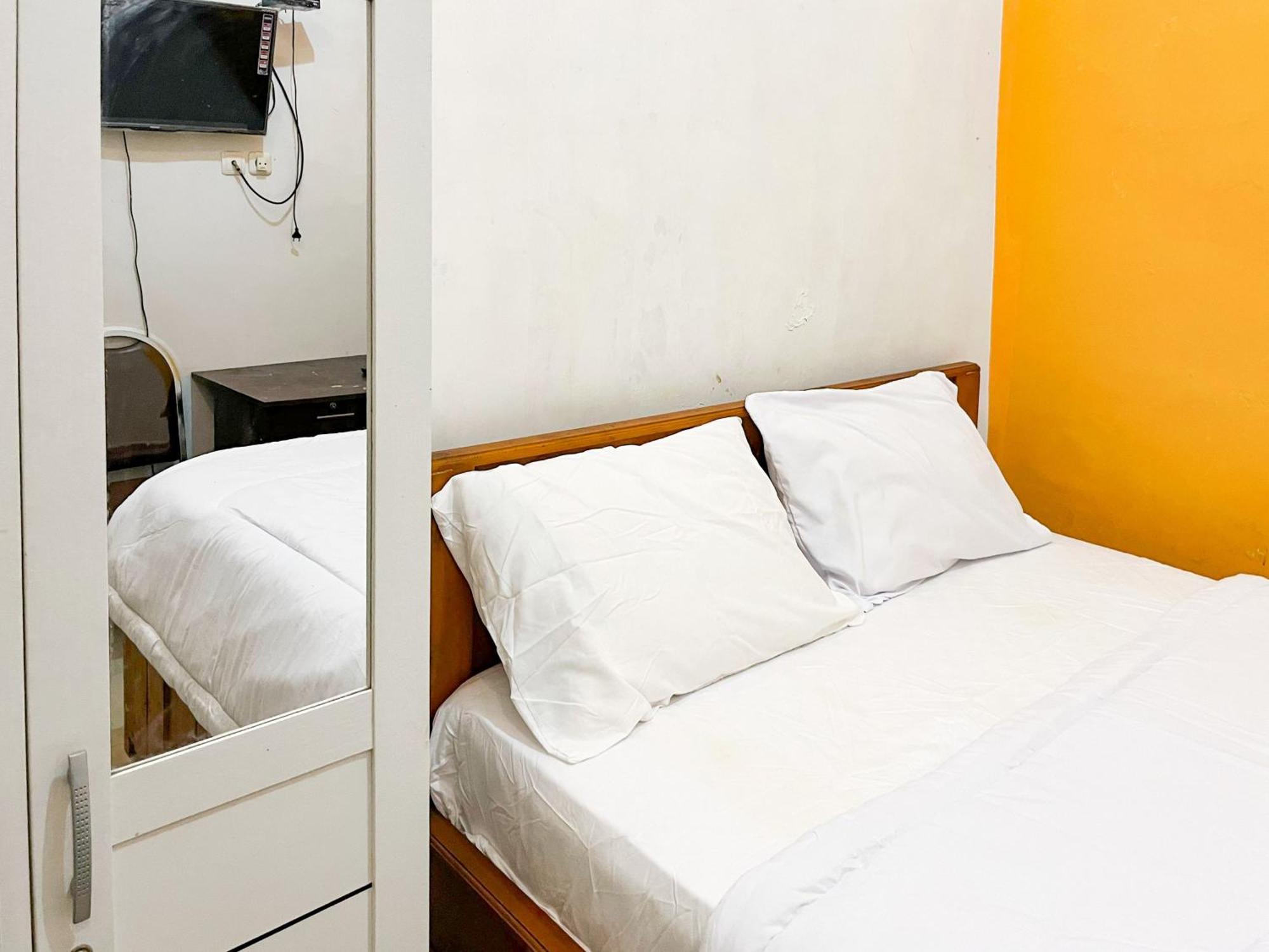 Oma Kost 3 Probolinggo Mitra Reddoorz Hotel Exterior photo