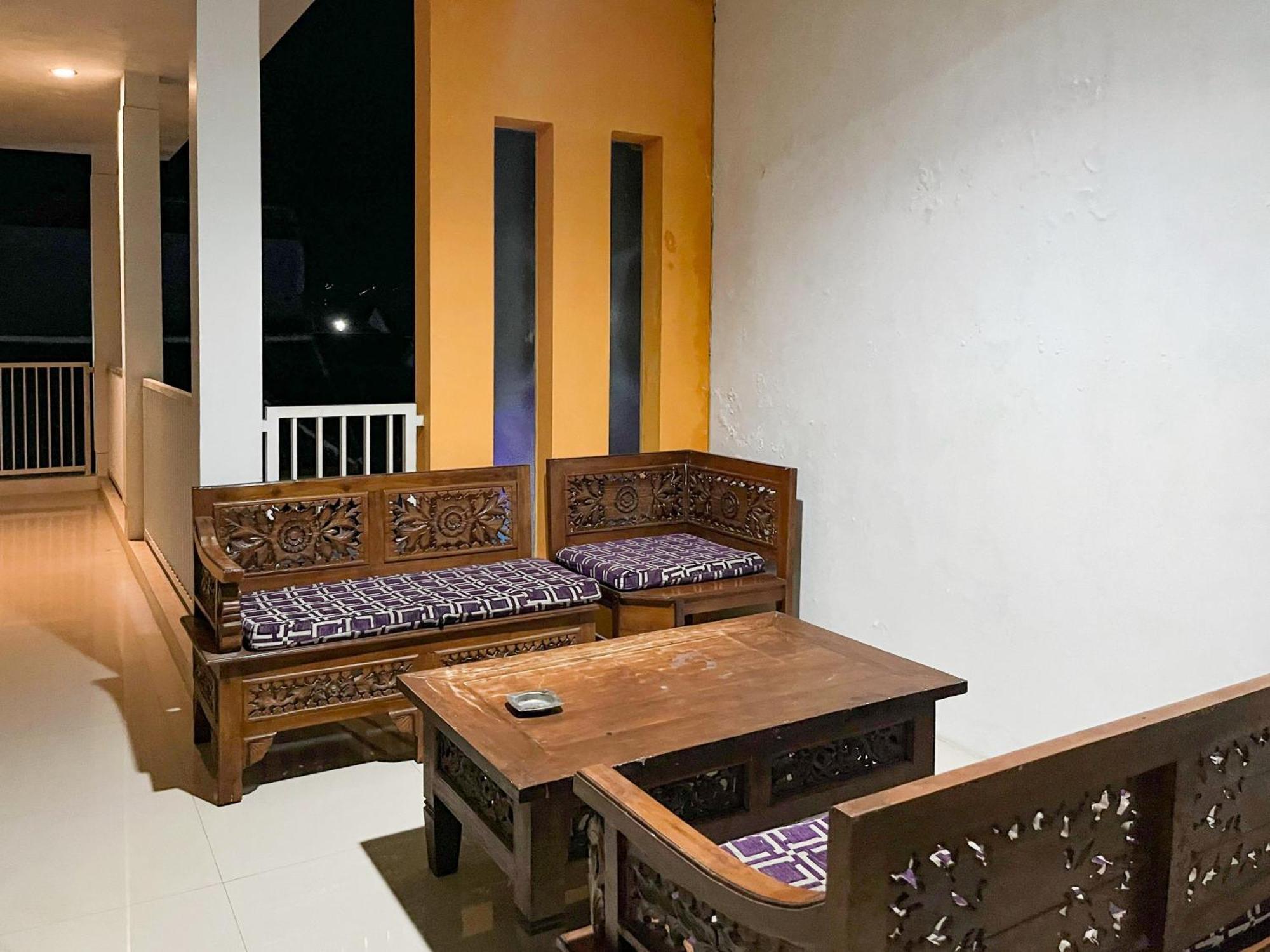 Oma Kost 3 Probolinggo Mitra Reddoorz Hotel Exterior photo
