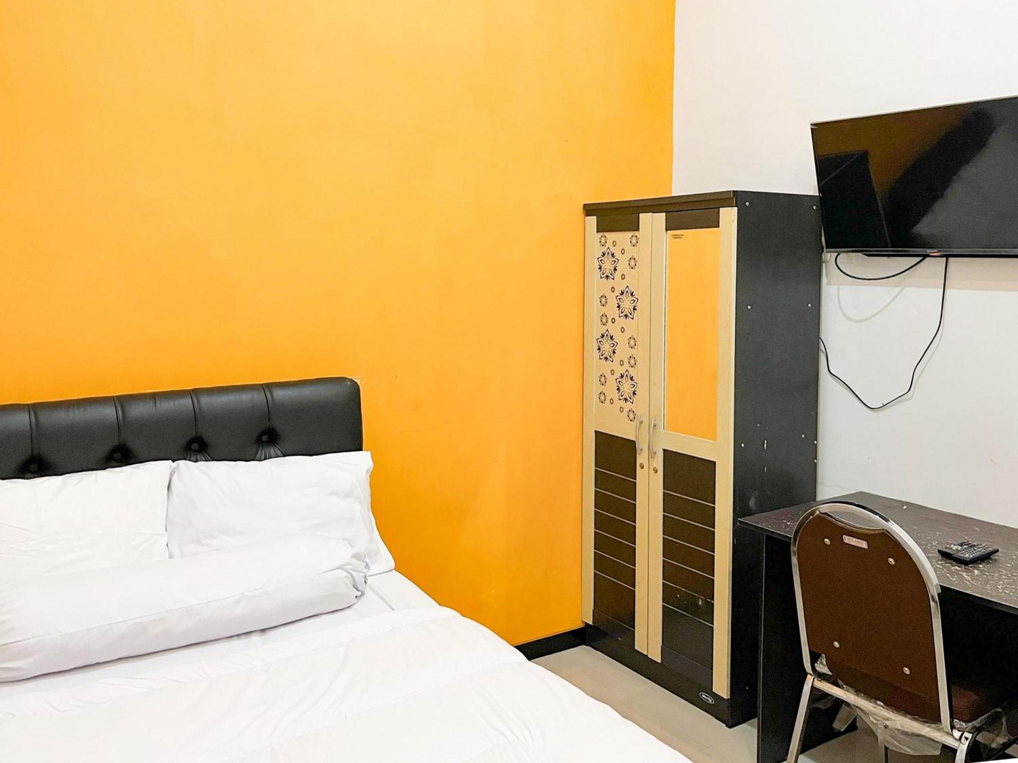 Oma Kost 3 Probolinggo Mitra Reddoorz Hotel Exterior photo