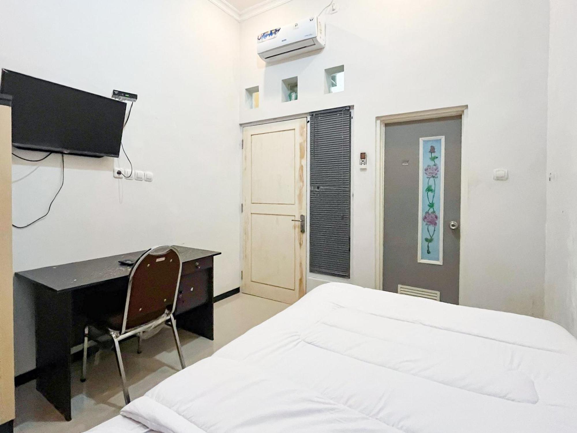 Oma Kost 3 Probolinggo Mitra Reddoorz Hotel Exterior photo