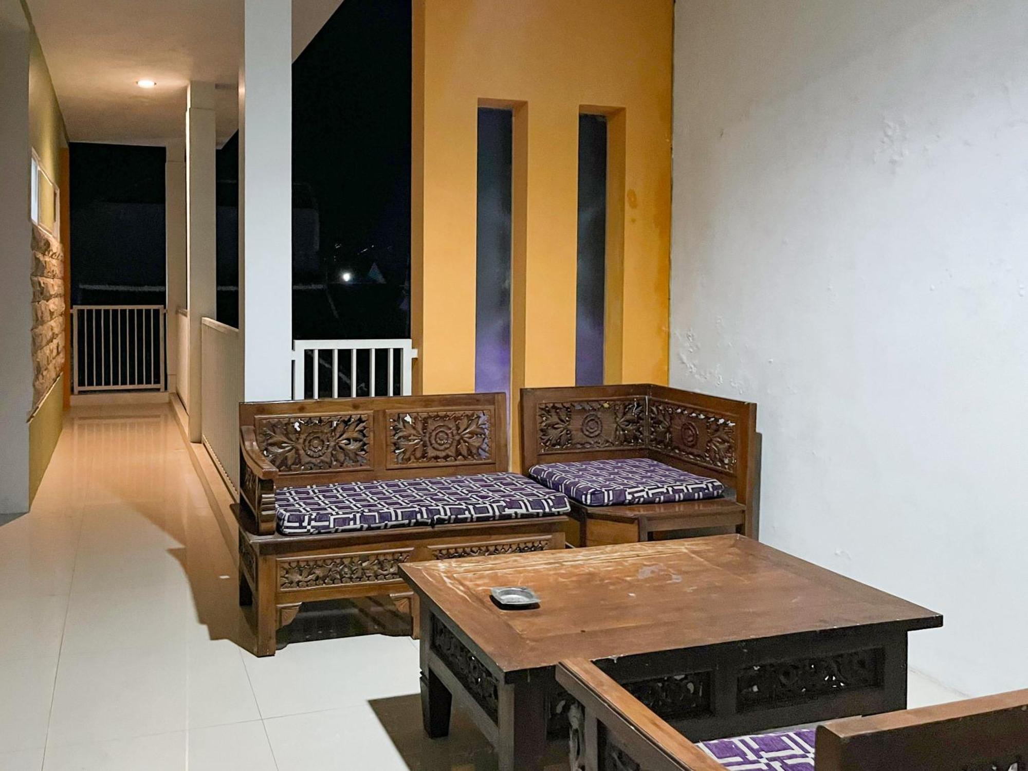 Oma Kost 3 Probolinggo Mitra Reddoorz Hotel Exterior photo