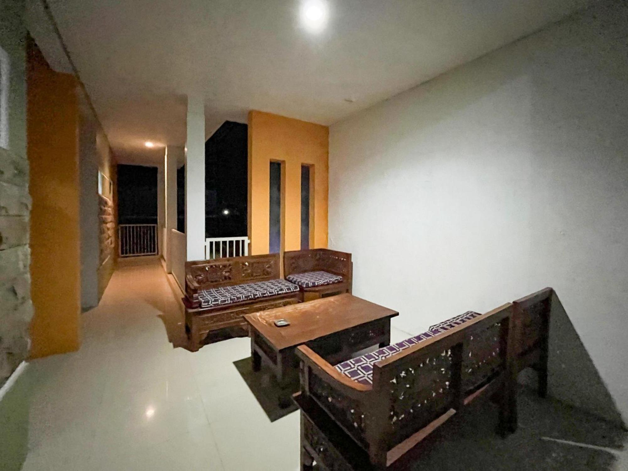 Oma Kost 3 Probolinggo Mitra Reddoorz Hotel Exterior photo