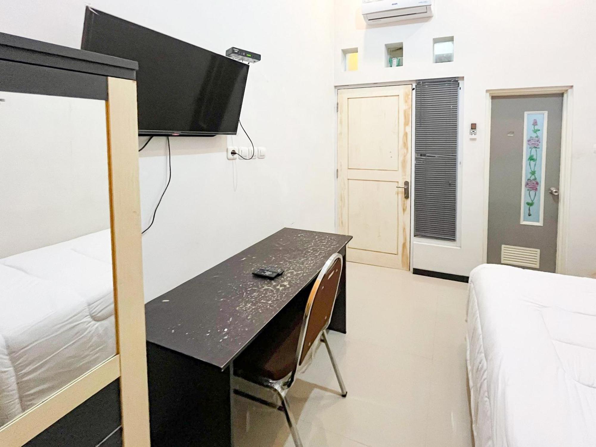 Oma Kost 3 Probolinggo Mitra Reddoorz Hotel Exterior photo